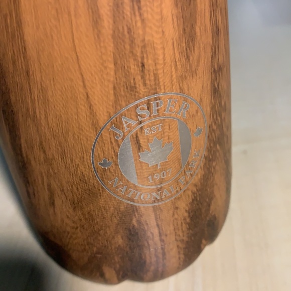 BANFF & JASPER Laser Etched Woodgrain Insulated Travel Mug 17oz - Picture 3 of 13